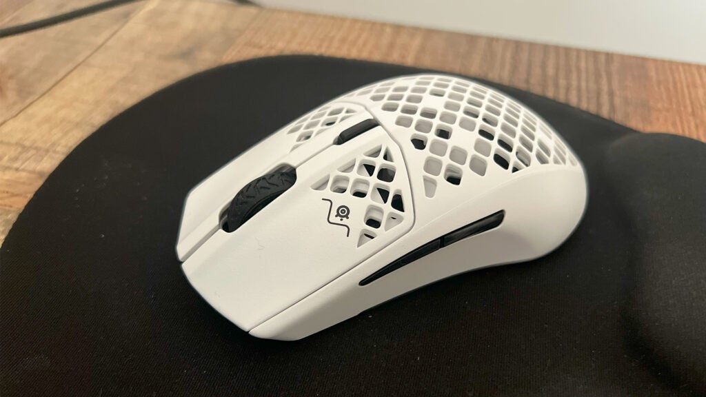 Vue latérale, inclinée - SteelSeries Aerox 3 Wireless (2022)