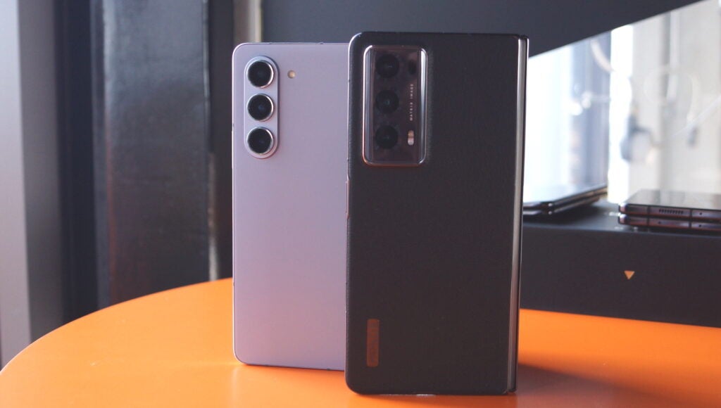 Honor Magic V2 et Samsung Galaxy Z Fold 5 sur une table