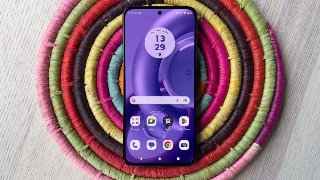 Motorola Edge 30 Neo sur une table