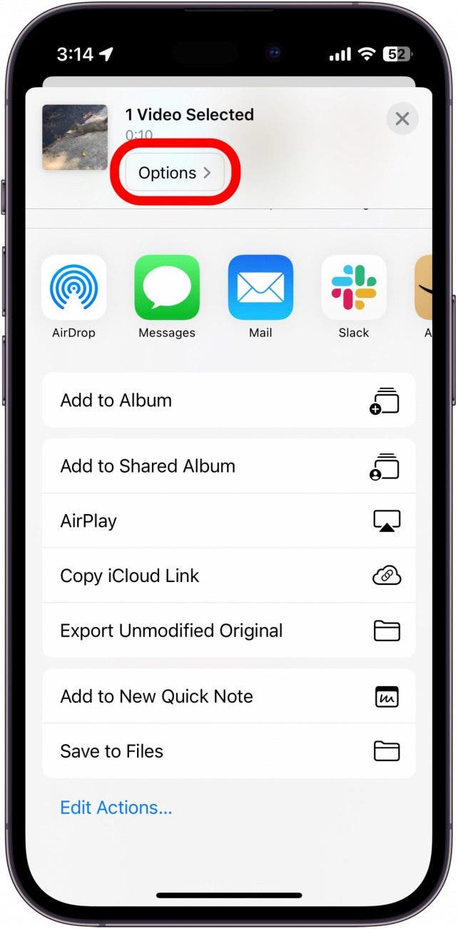 Feuille de partage de l'application iPhone Photos avec bouton d'options entouré en rouge
