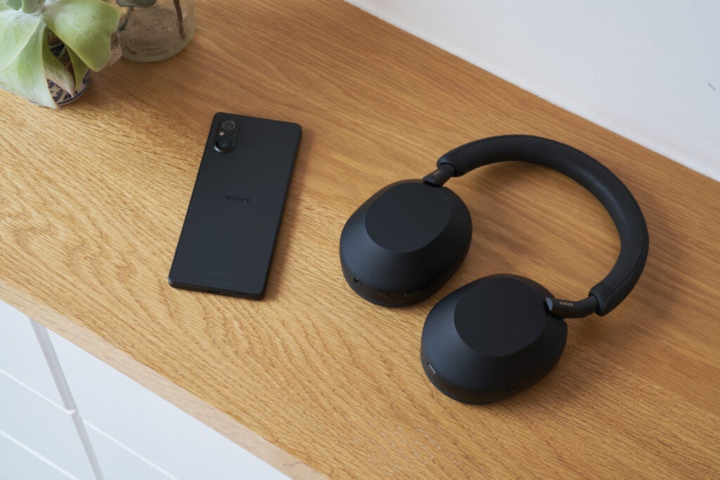 Sony Xperia 5 V à côté d'un casque Sony sur une table