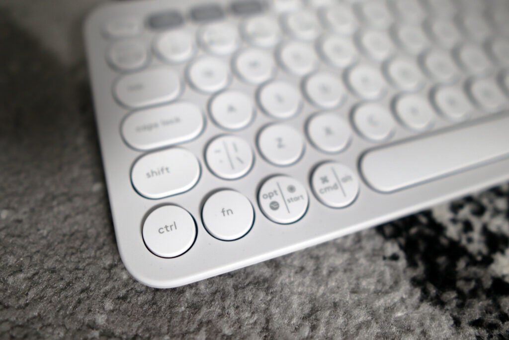 En bas à gauche - Logitech Pebble Keys 2 K380s