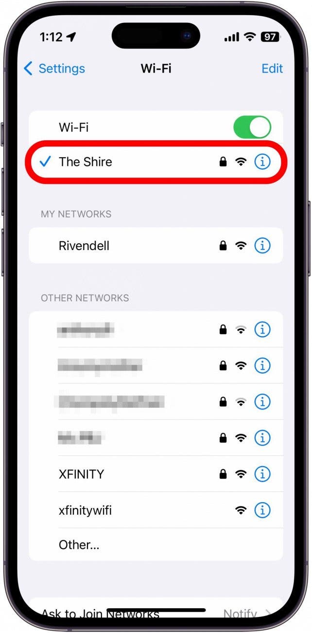 Paramètres wifi de l'iPhone avec le nom du réseau wifi entouré en rouge