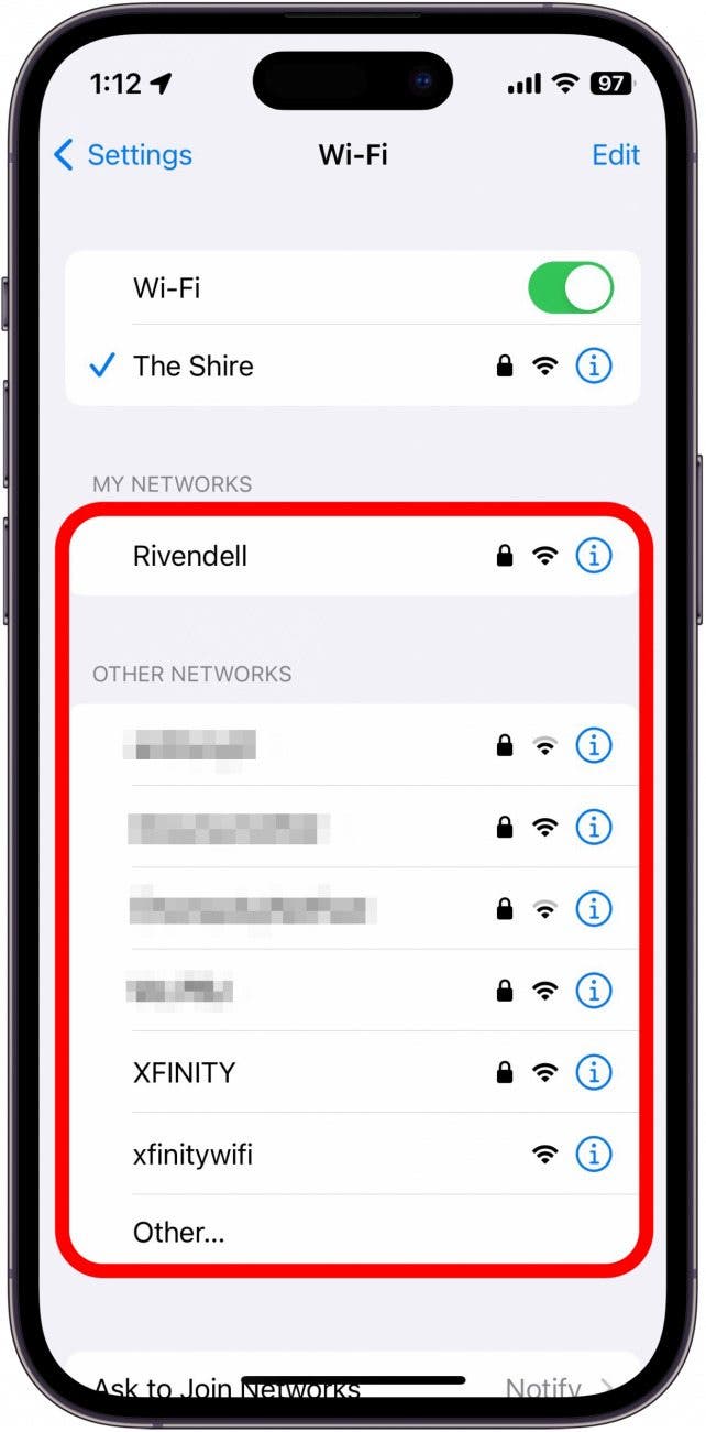 paramètres wifi de l'iphone avec d'autres réseaux wifi entourés en rouge
