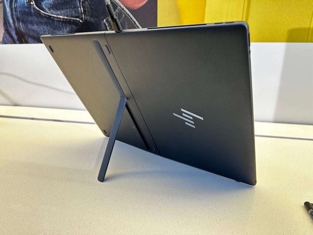HP Spectre Fold sur support