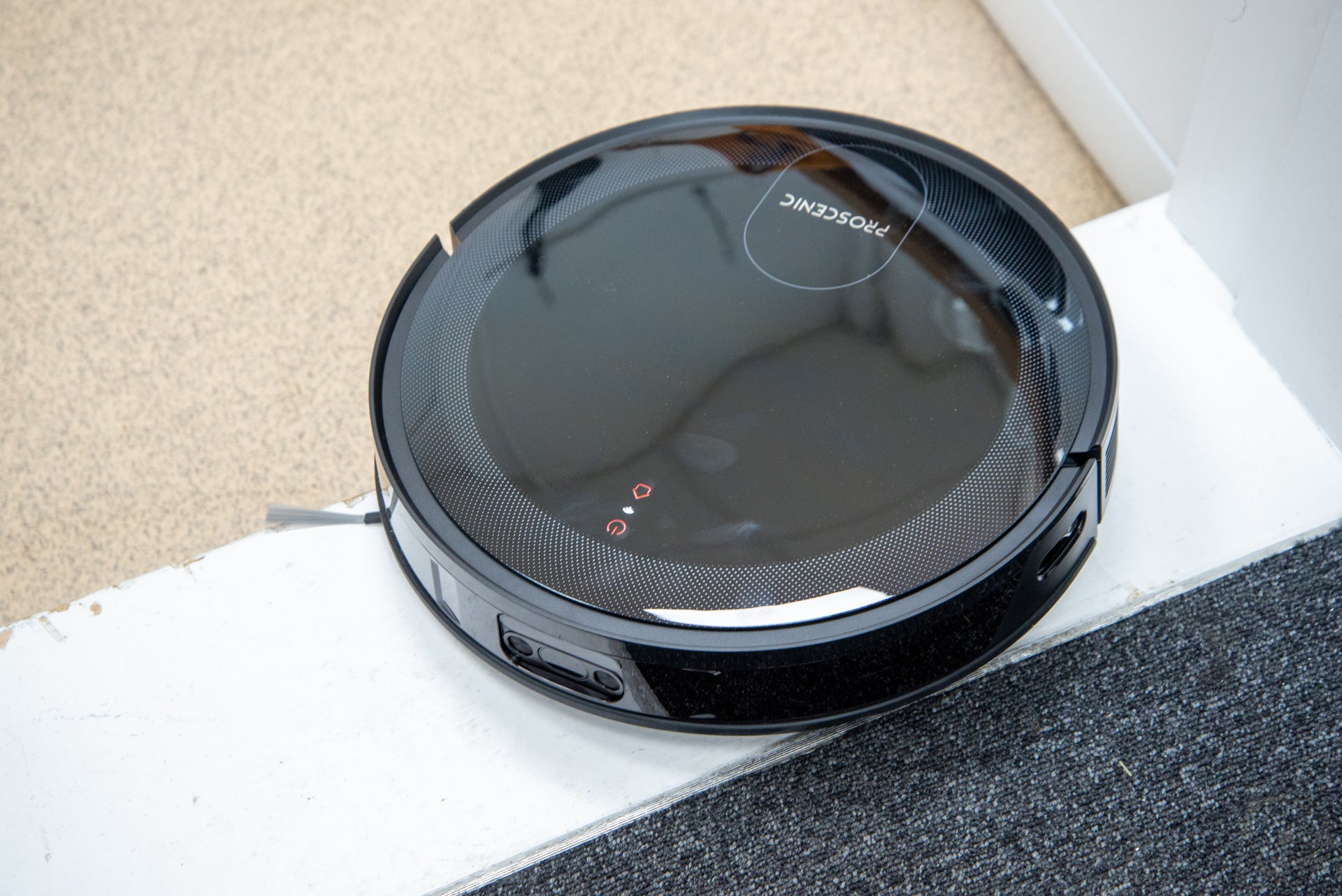 Proscenic Floobot X1 coincé au sol