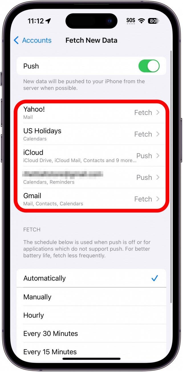 Paramètres de récupération de messagerie iPhone avec les comptes entourés en rouge