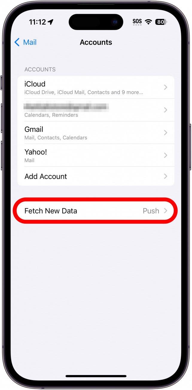 Paramètres du compte de messagerie iPhone avec récupération de nouvelles données entourées en rouge