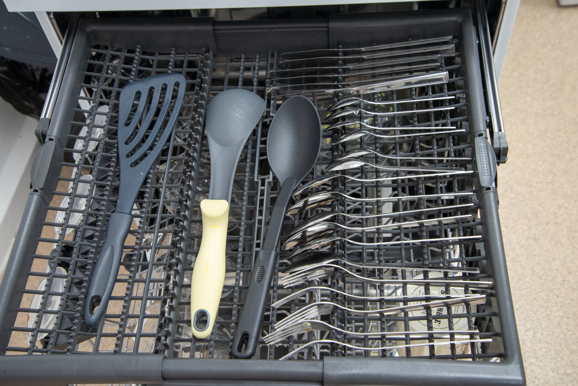 Range-couverts chargé HF7HP33UK Hotpoint