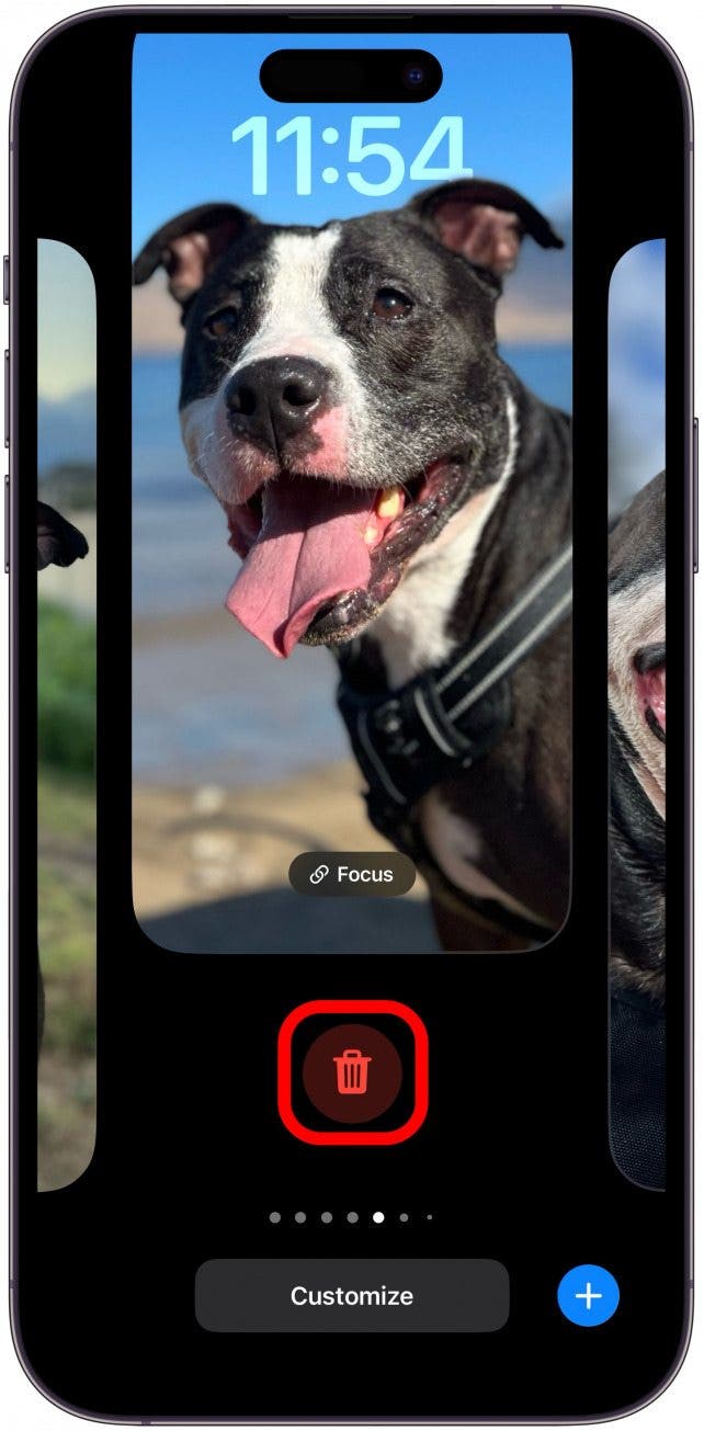 Pour supprimer un écran de verrouillage, vous devez appuyer longuement sur votre écran de verrouillage comme vous l'avez fait à la première étape.  Une fois votre iPhone déverrouillé, faites glisser votre doigt vers l'écran de verrouillage que vous souhaitez supprimer, puis faites glisser votre doigt vers le haut et appuyez sur l'icône de la corbeille.