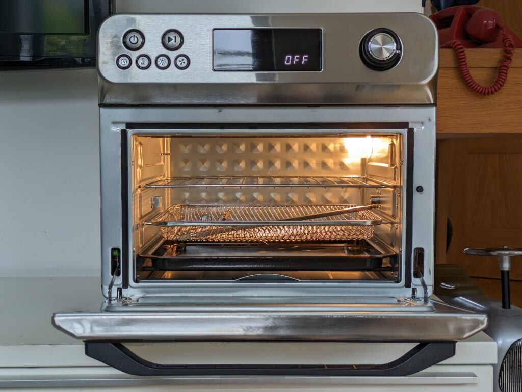 Porte du four à friteuse à air HYSapientia 24l ouverte avec accessoires