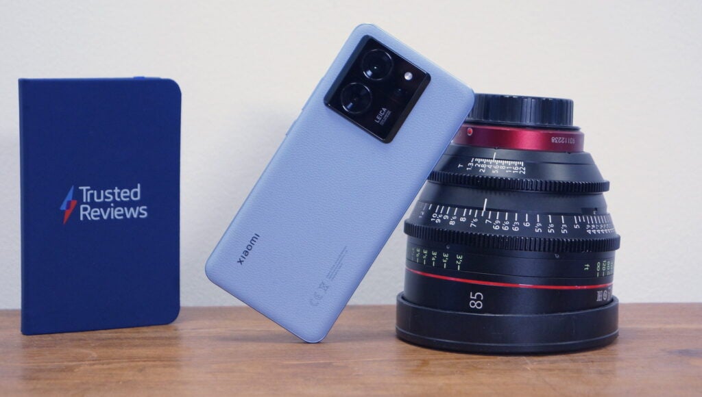 Xiaomi 13T Pro sur le côté appuyé sur un objectif d'appareil photo
