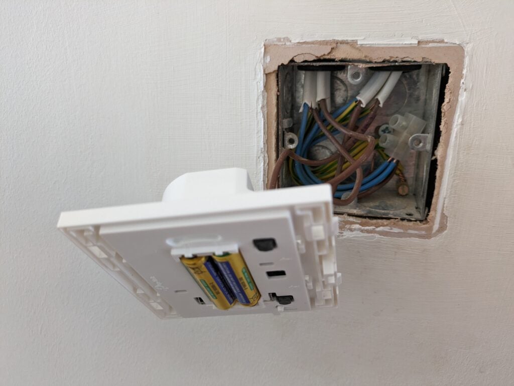 L'interrupteur d'éclairage intelligent TP-Link Tapo S220 est connecté
