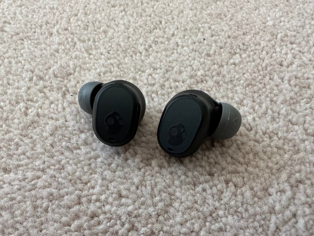 Écouteurs Skullcandy Mod sur un tapis