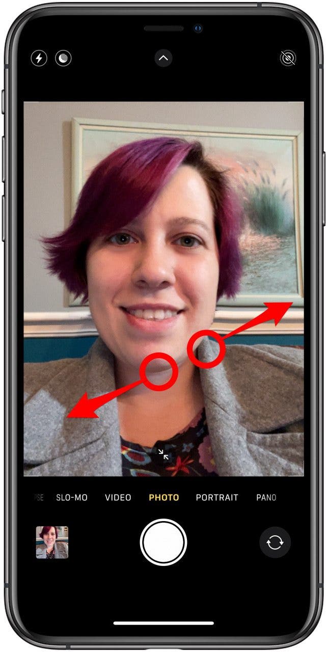 Pincez les doigts pour effectuer un zoom arrière hors du mode selfie de l'appareil photo.