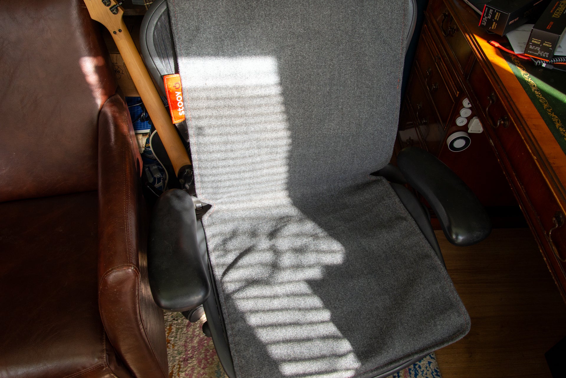 Stoov Big Hug sur une chaise