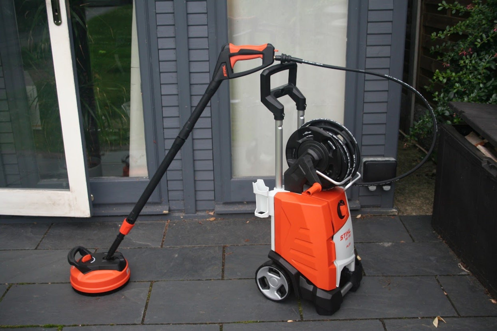 Stihl RE 130 Plus avec nettoyeur de terrasse