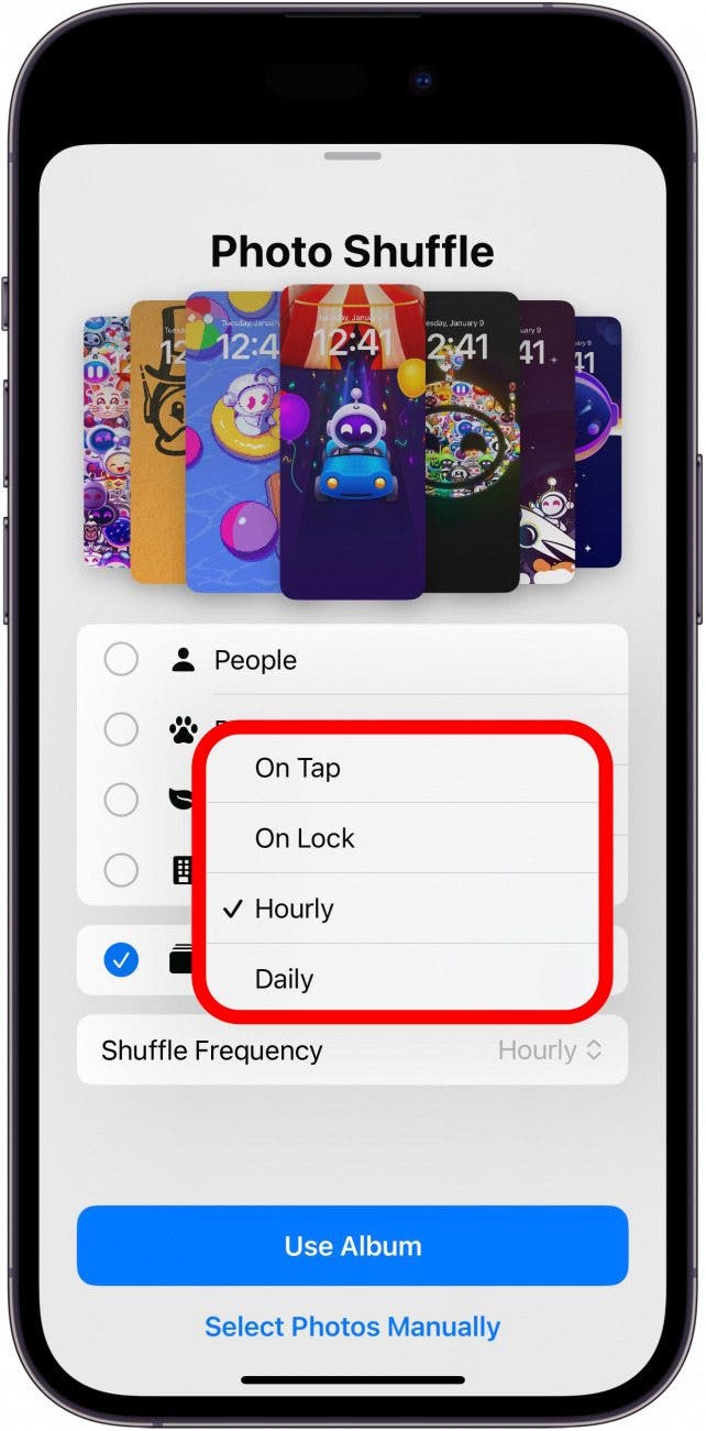 Paramètres de fréquence de lecture aléatoire des photos de l'iPhone avec menu d'options au toucher, au verrouillage, horaire et quotidien entouré en rouge
