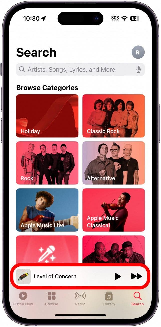 Apple Music avec un bar en cours de lecture entouré de rouge
