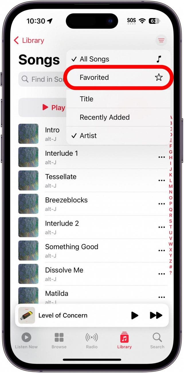liste des chansons de musique Apple avec un cercle rouge autour de l'option préférée dans le menu des filtres
