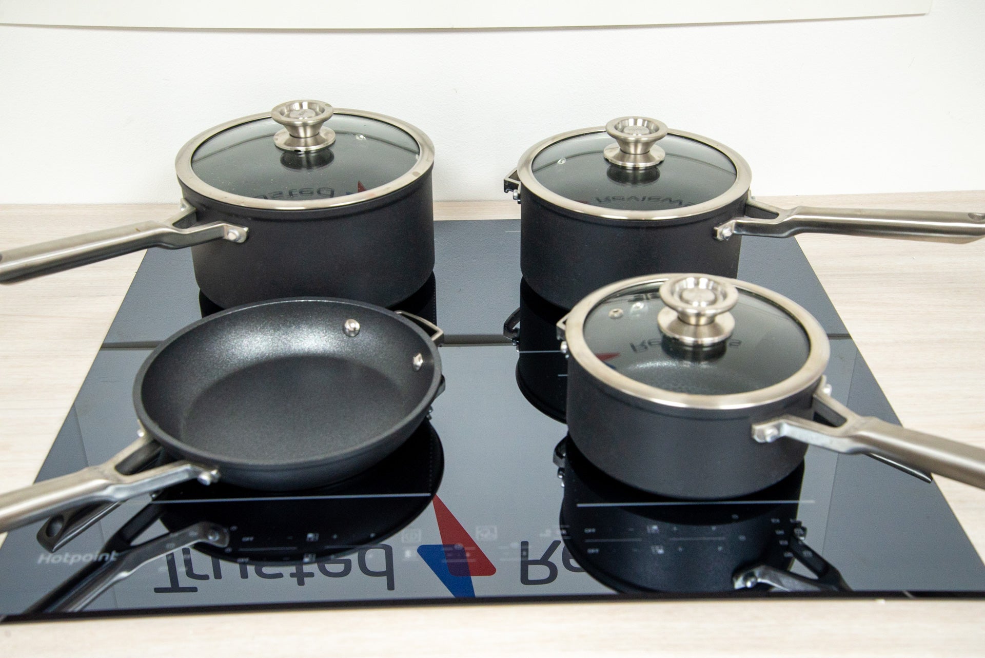 Hotpoint CleanProtect TB2560CCPBF avec casseroles
