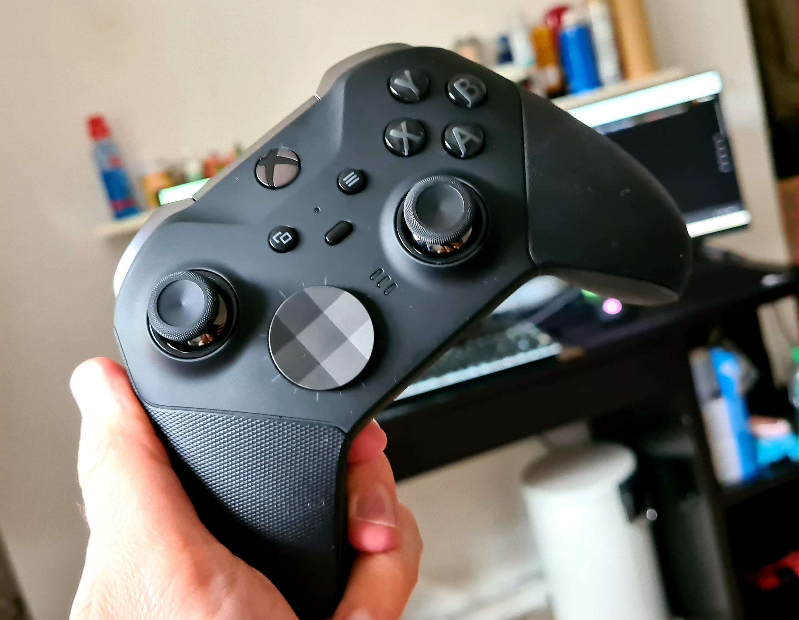 Vite Amazon baisse le prix de la manette Xbox Elite