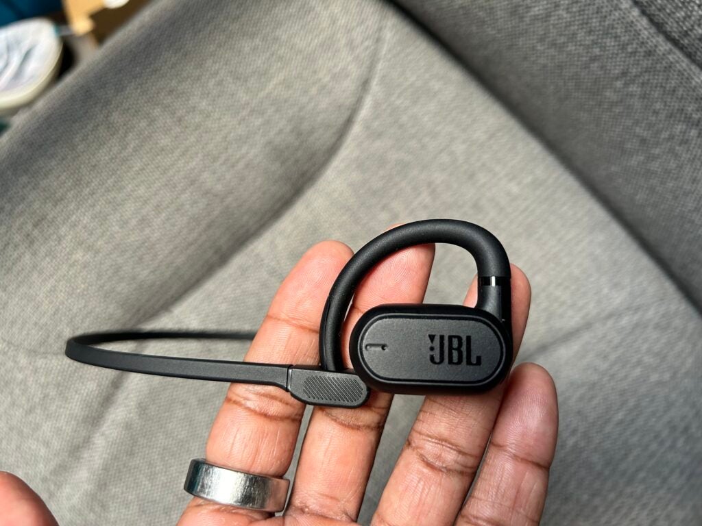 JBL Soundgear Sense tenu à la main