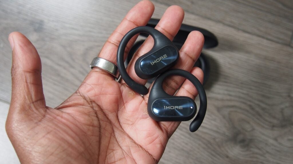 Écouteurs ouverts 1MORE Fit SE S30 en main