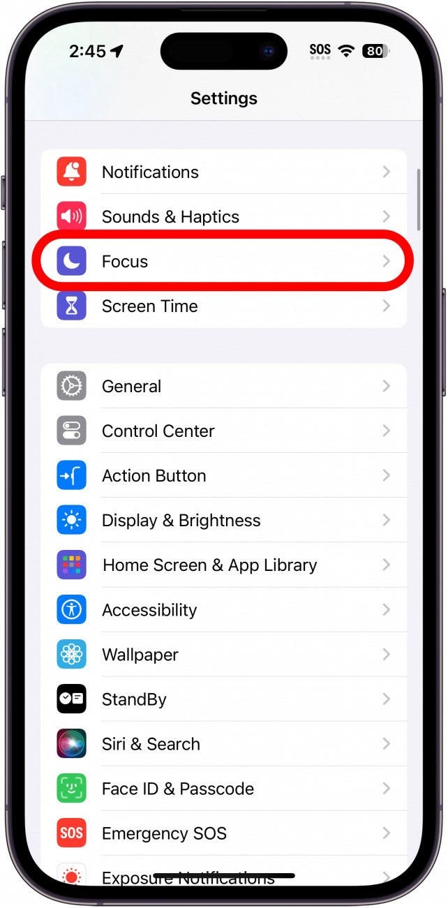 Paramètres de l'iPhone avec option de mise au point entourée en rouge