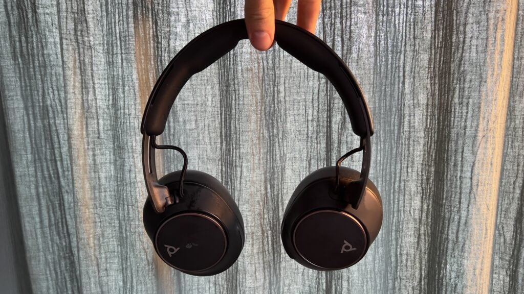 Poly Voyager Surround 80 UC tenu en main