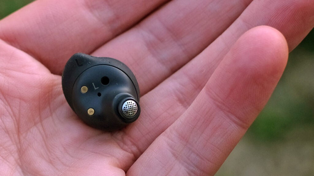Samsung Galaxy Buds FE en main