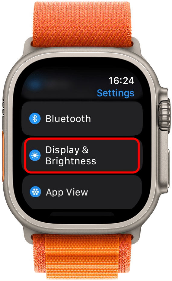Tout d’abord, assurez-vous que Wake on Wrist Raise est activé en sélectionnant Affichage et luminosité.
