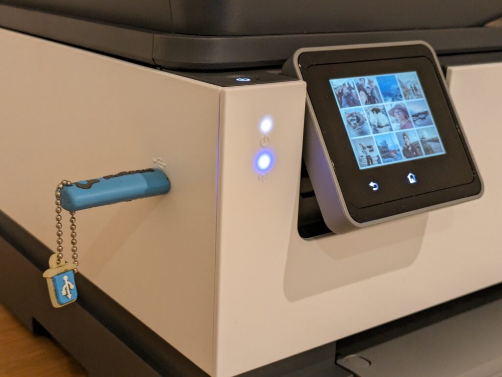 Prise de vue détaillée montrant l'écran de sélection pour l'impression de photos avec une clé USB insérée
