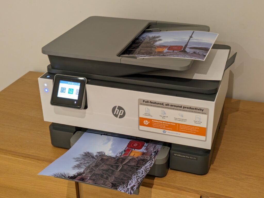 Photo du dessus montrant le MFP effectuant des copies ADF d'une photo hivernale