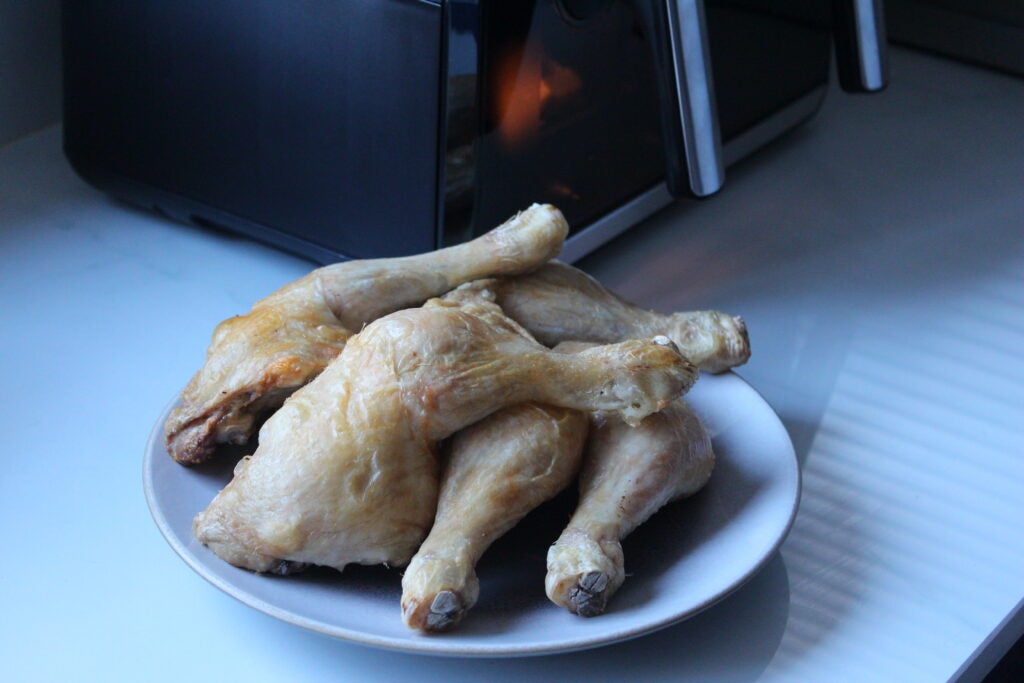 Poulet cuit à la friteuse Salter Fuzion Dual Air