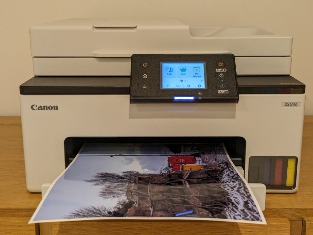 Vue avant de l'imprimante avec photo en sortie papier
