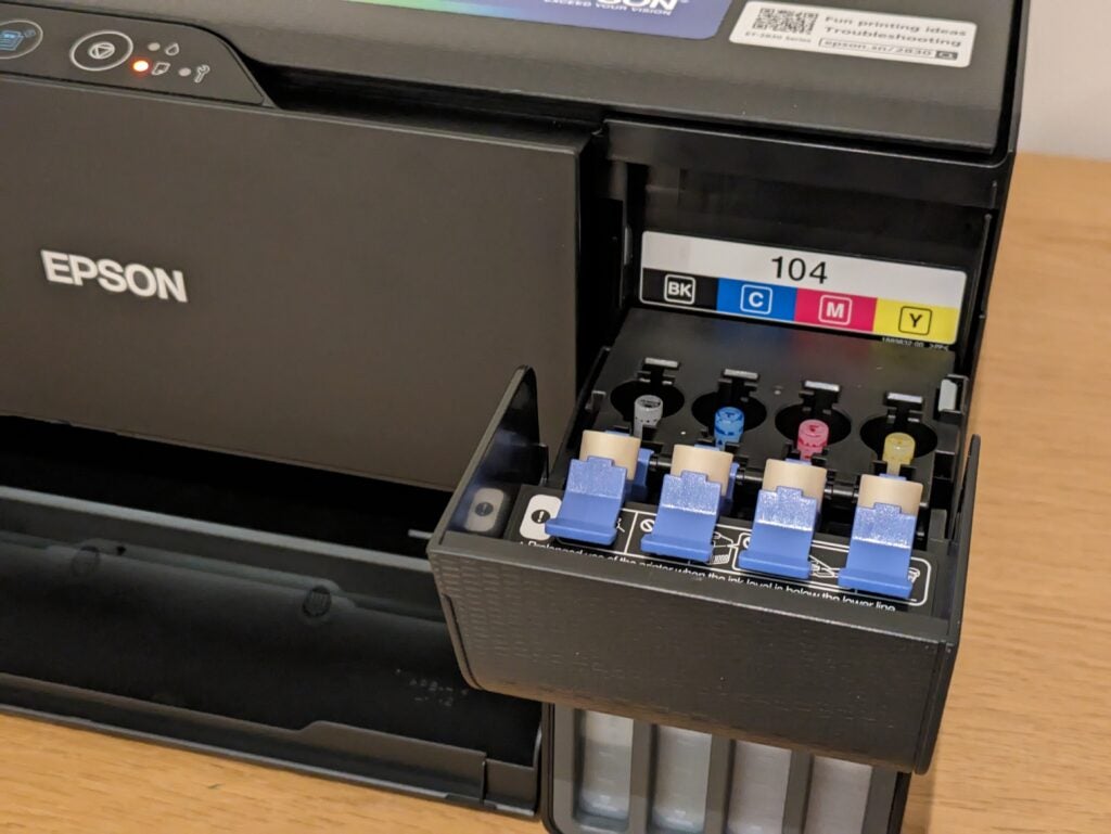 Couvercles des réservoirs d'encre ouverts à droite de l'imprimante