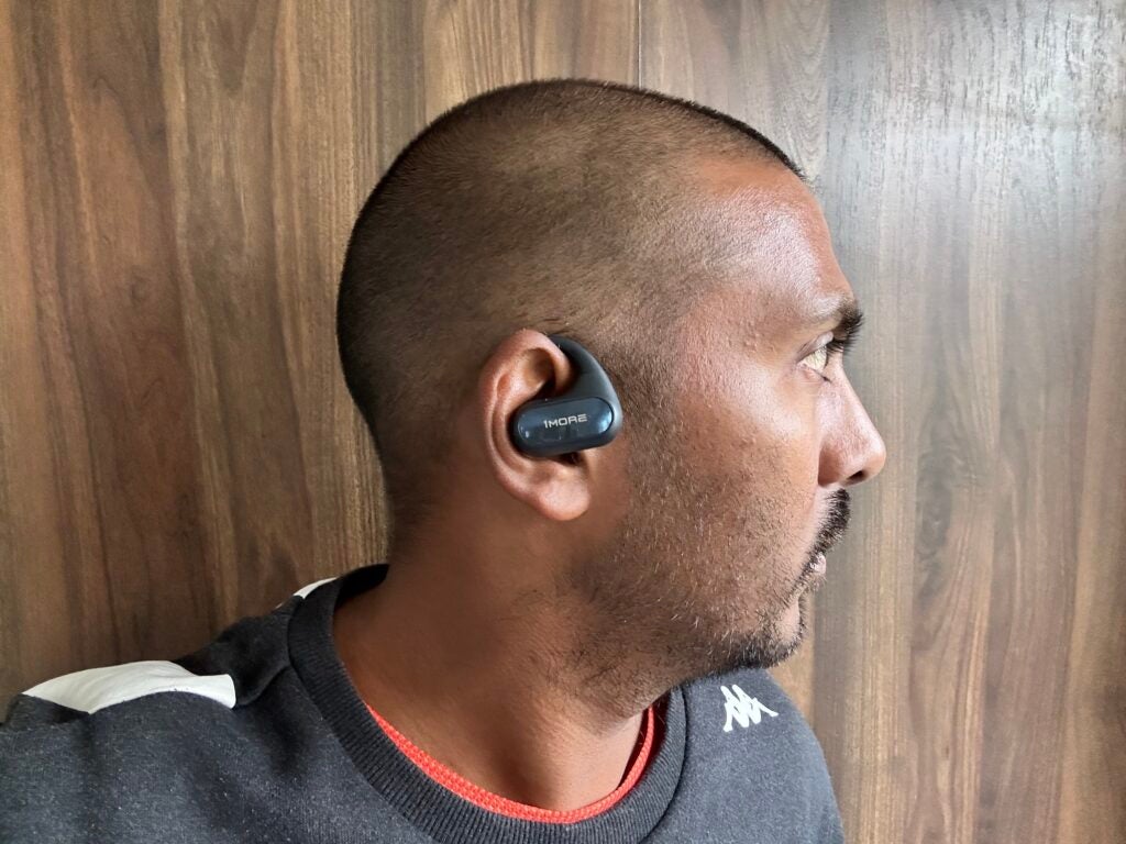 1MORE Fit SE Open Earbuds S30 portés par le critique