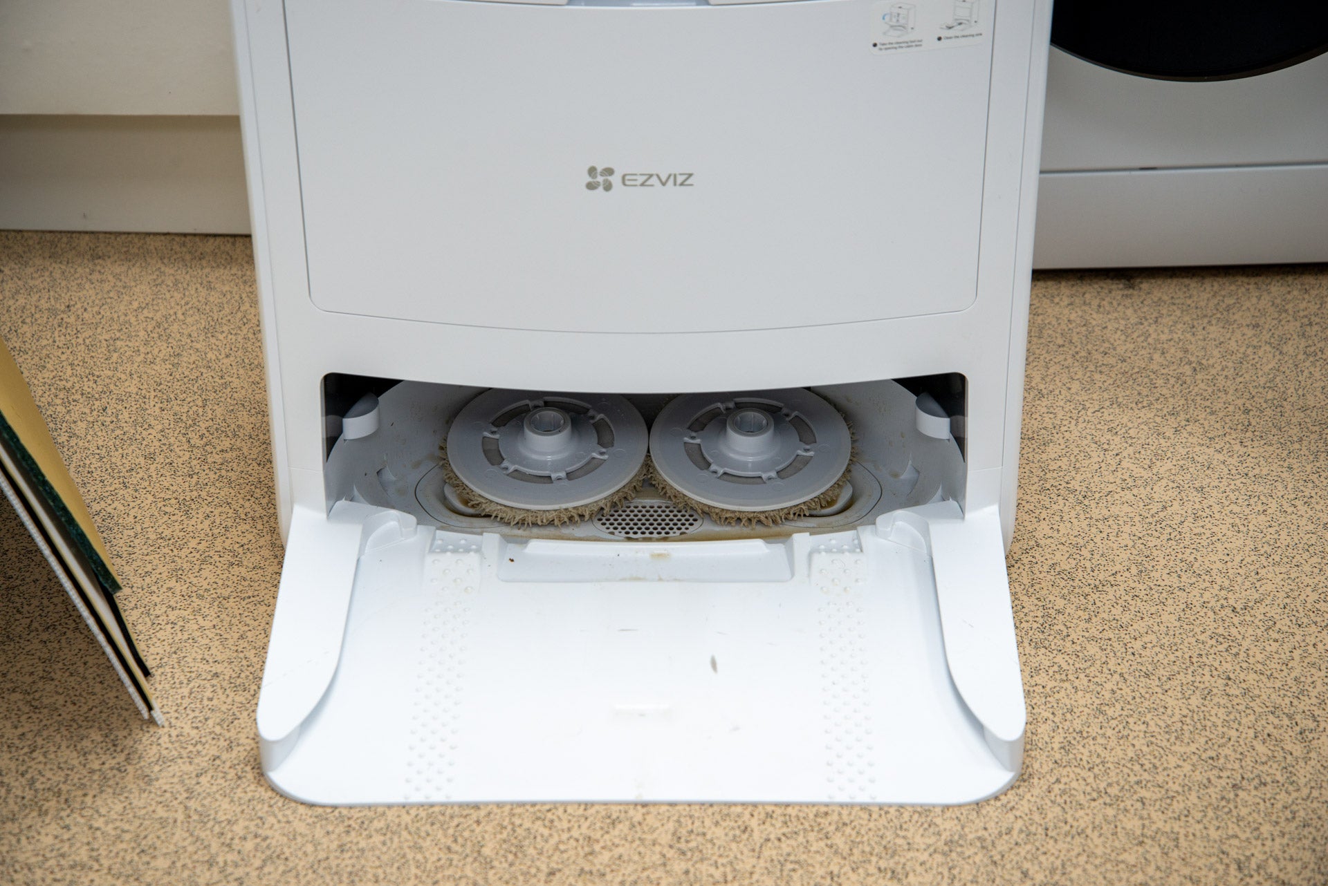 Chiffons de nettoyage EZViz RS2 laissés sur place