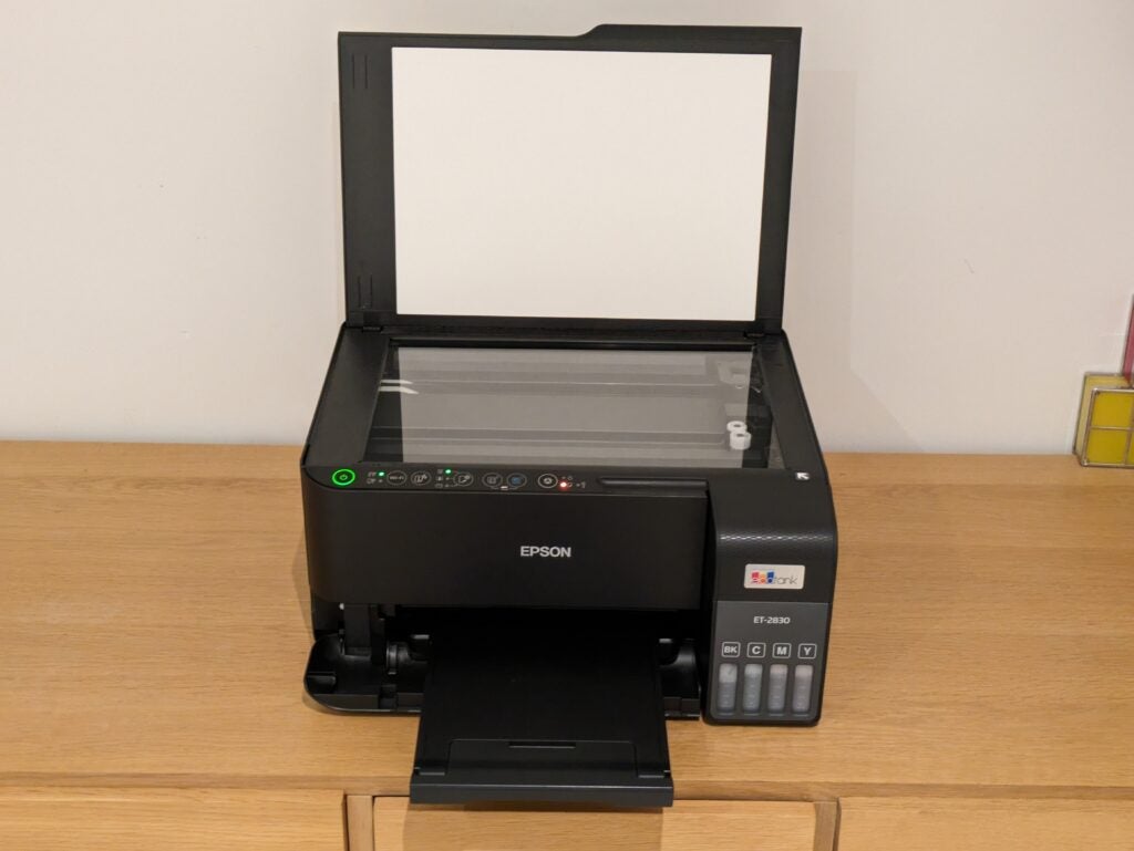 Photo vue de face avec le couvercle du scanner ouvert