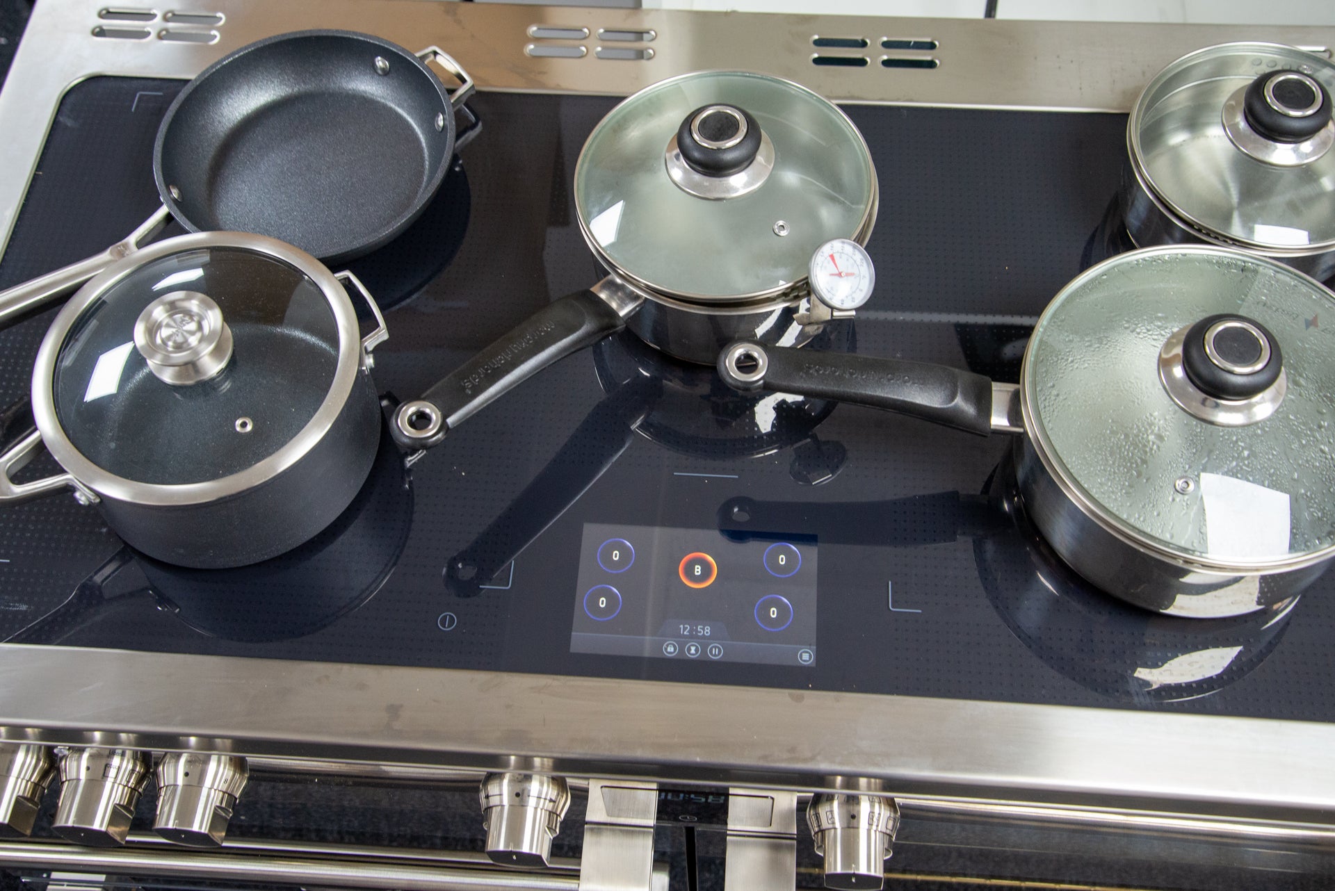 Poêles Sterling Deluxe D1100Ei ZLS table de cuisson en cours d'utilisation