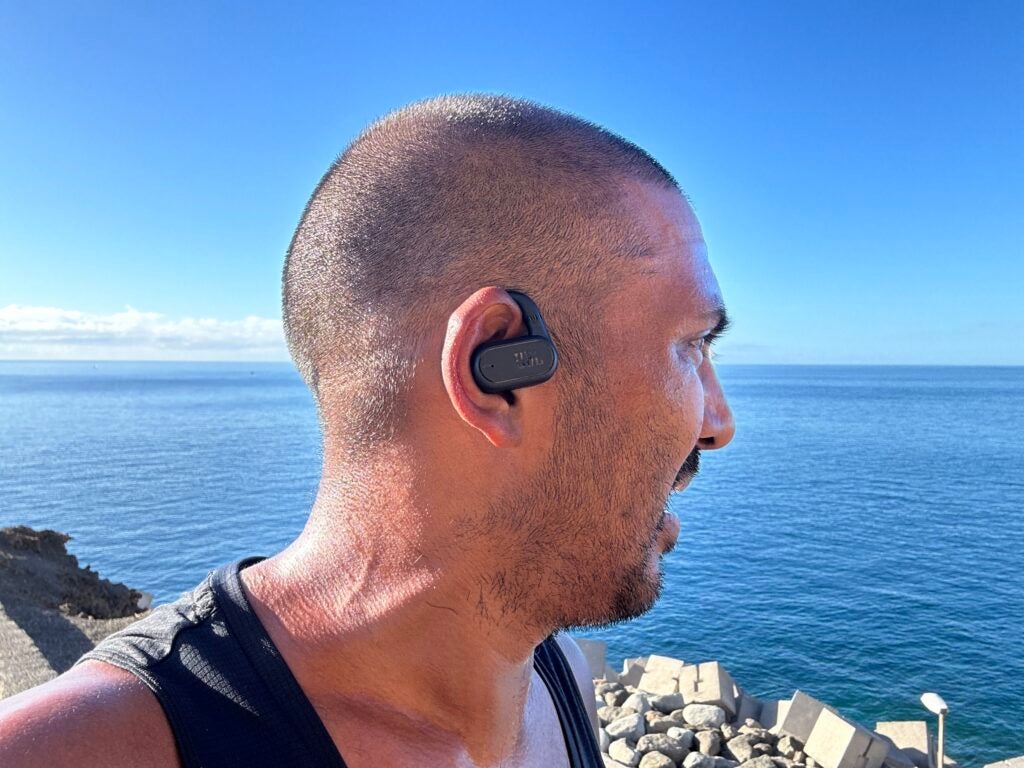 JBL Soundgear Sense porté par le critique