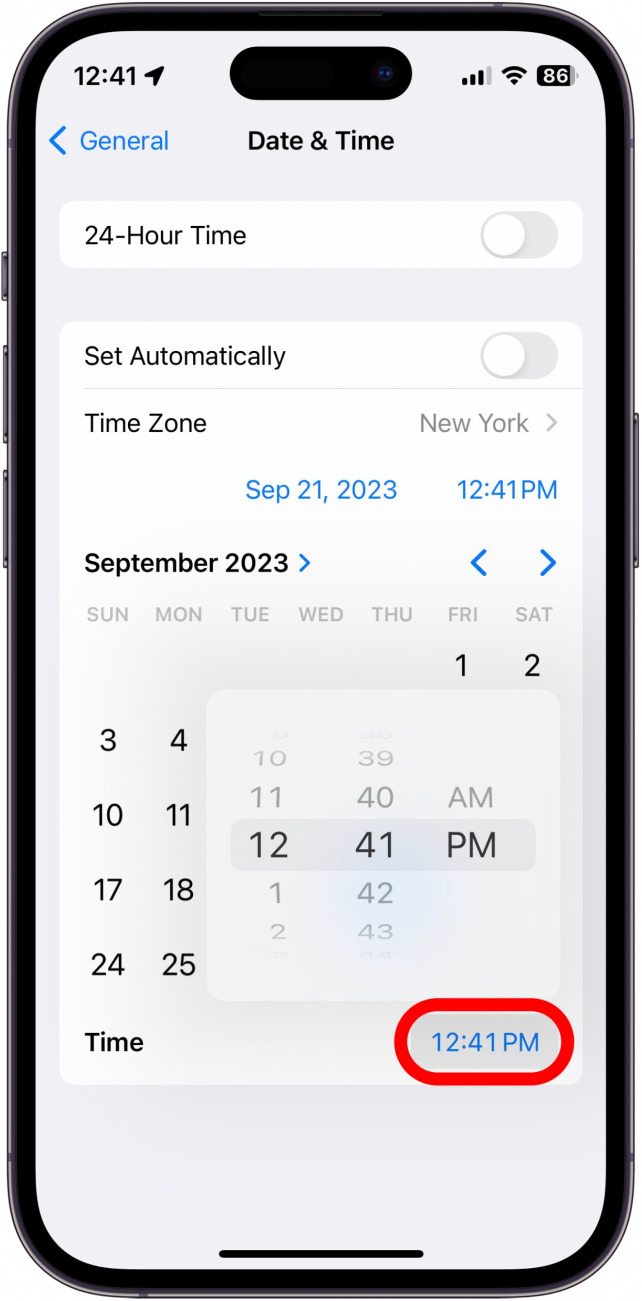 paramètres de date et d'heure de l'iphone avec l'heure entourée en rouge