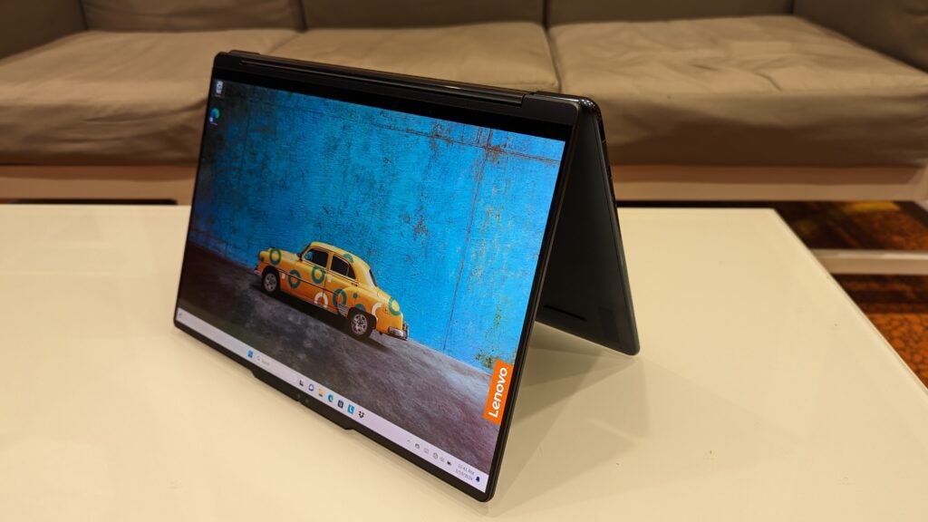 Lenovo Yoga 9i 2-en-1 (2024) en mode tente