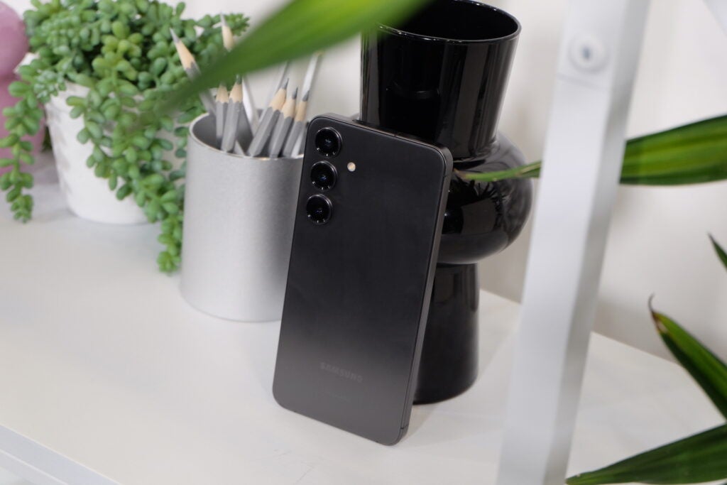 Samsung Galaxy S24 Plus sur une table