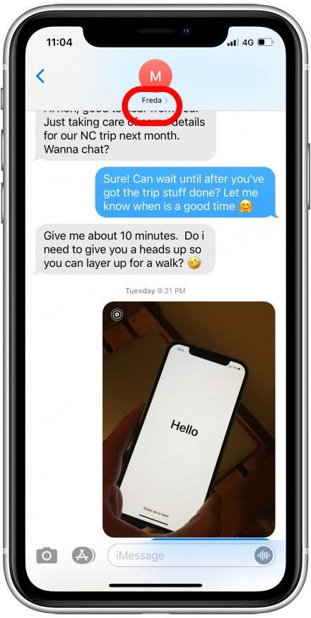 Appuyez sur la flèche à côté du nom du contact
