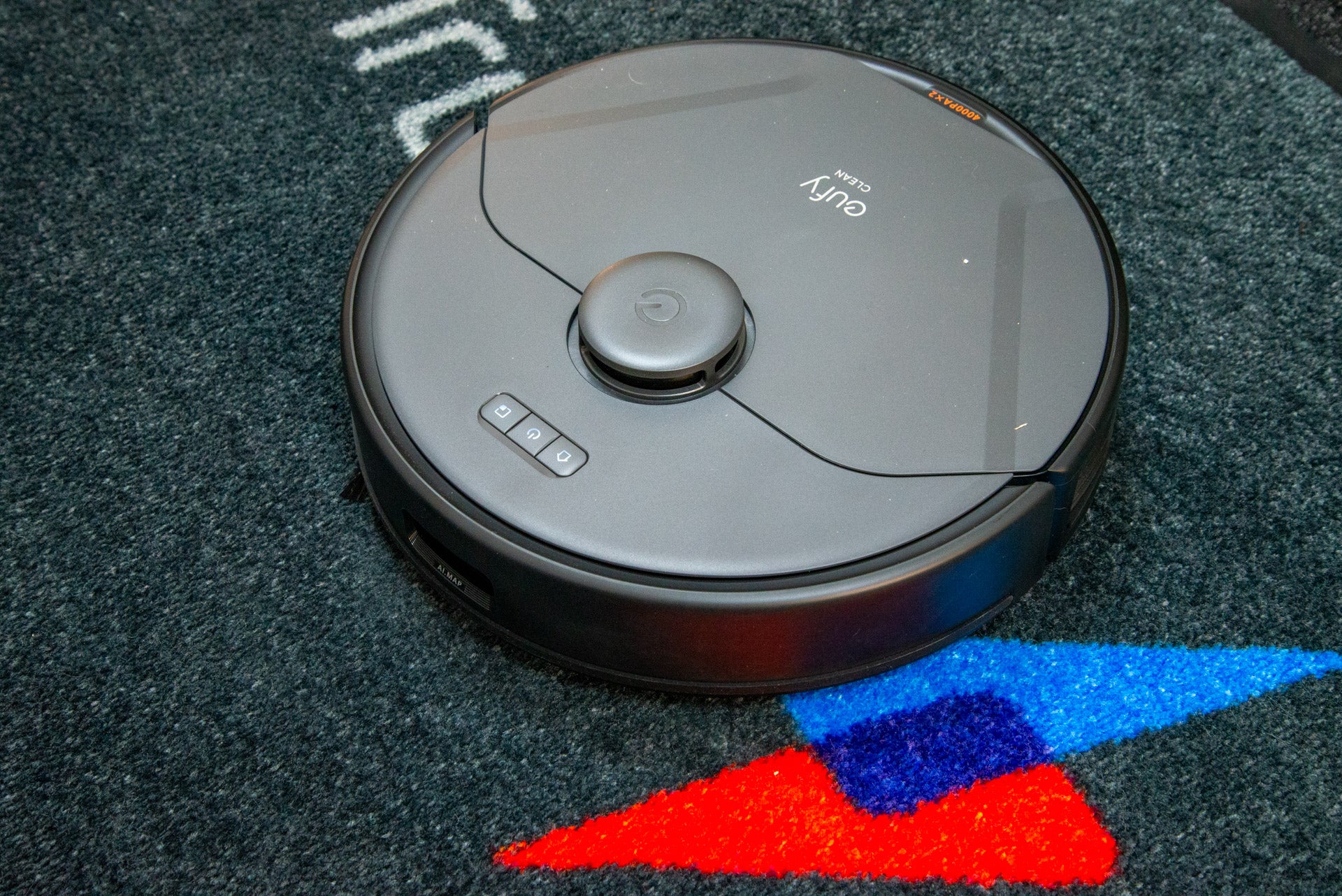 Eufy X8 Pro sur tapis