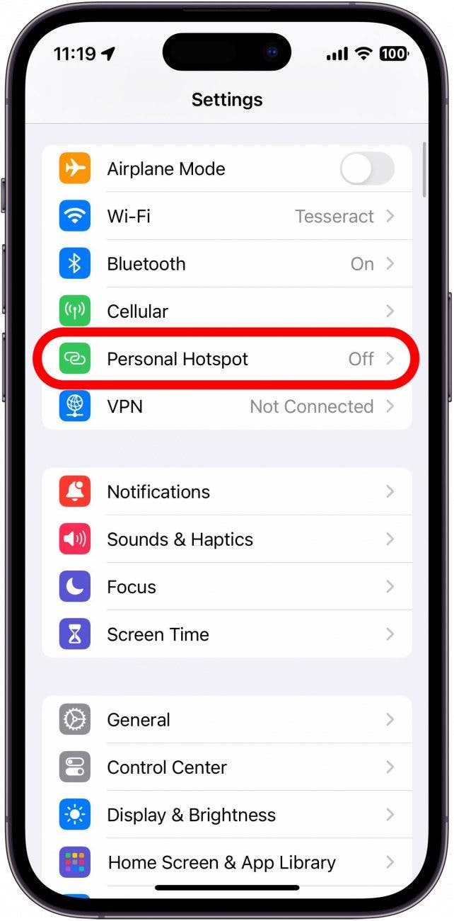 Paramètres iPhone avec point d'accès personnel entouré en rouge