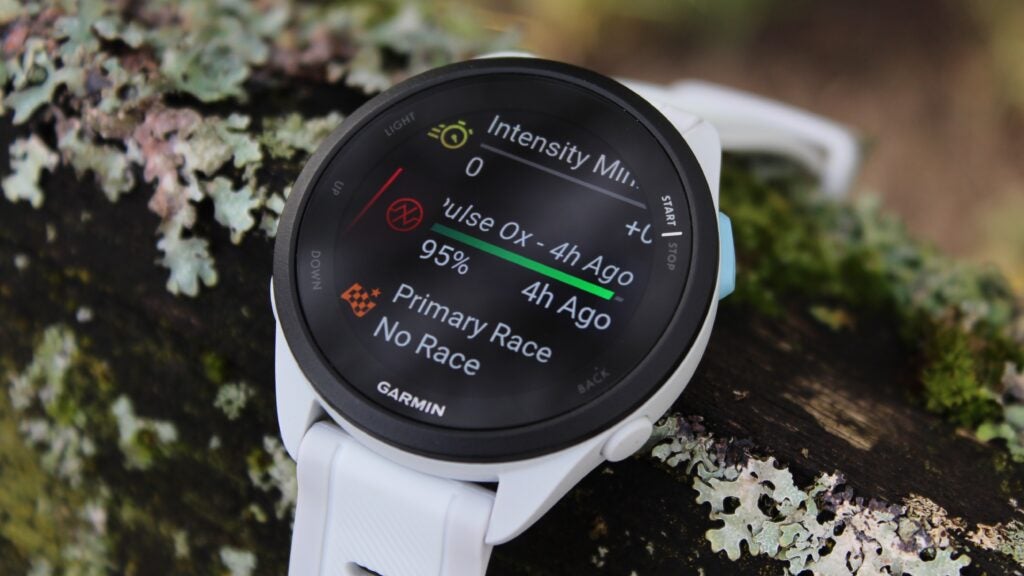 Garmin Forerunner 165 incliné sur un parcours dans les arbres
