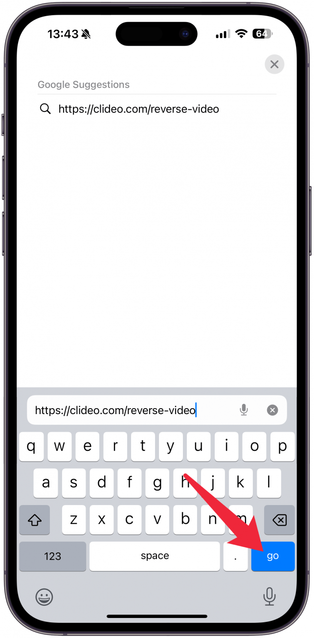 Ouvrez https://clideo.com/reverse-video sur votre iPhone dans votre navigateur préféré.